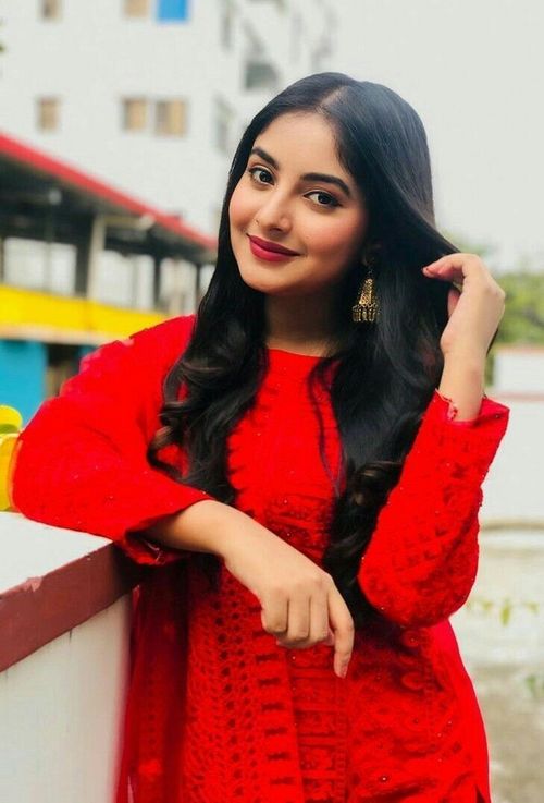 ladies profile pic