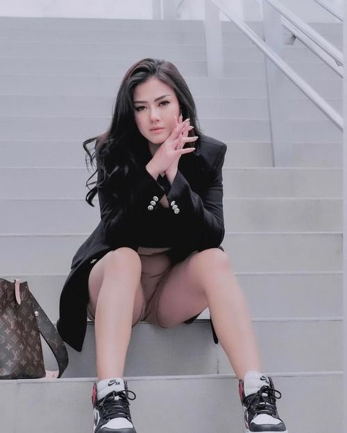 ladies profile pic