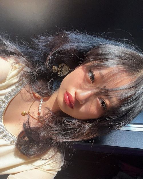ladies profile pic